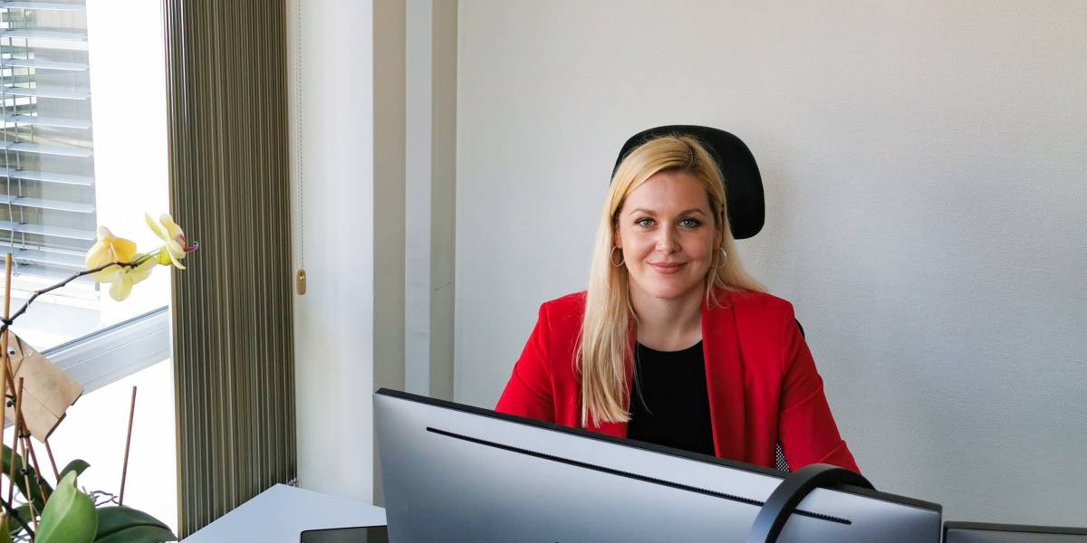 softwaretesterin-anna-am-schreibtisch