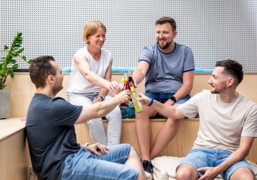 AMCON-Mitarbeiter stoßen an