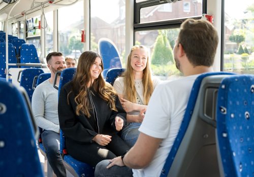 Personen in Bus