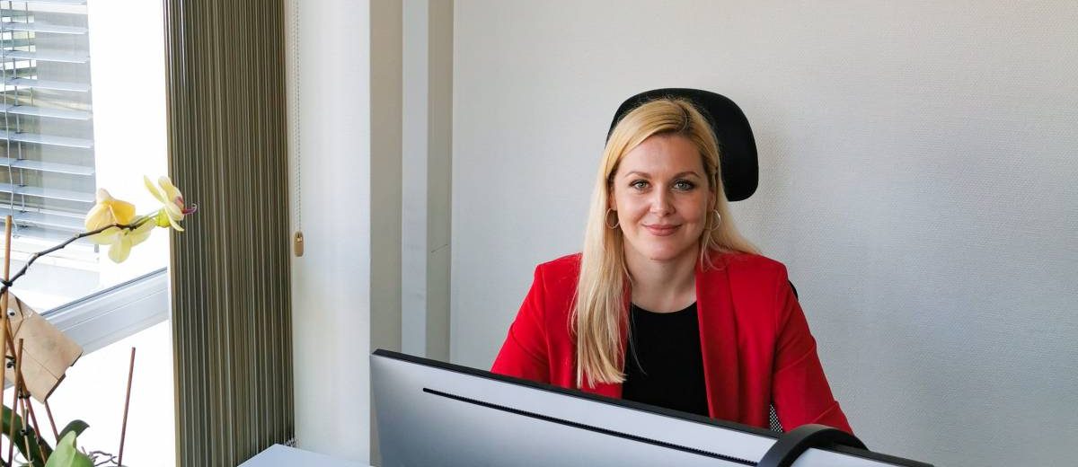 softwaretesterin-anna-am-schreibtisch