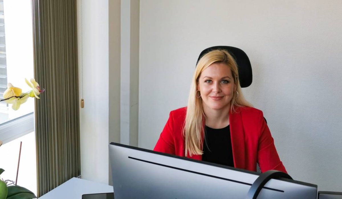 softwaretesterin-anna-am-schreibtisch