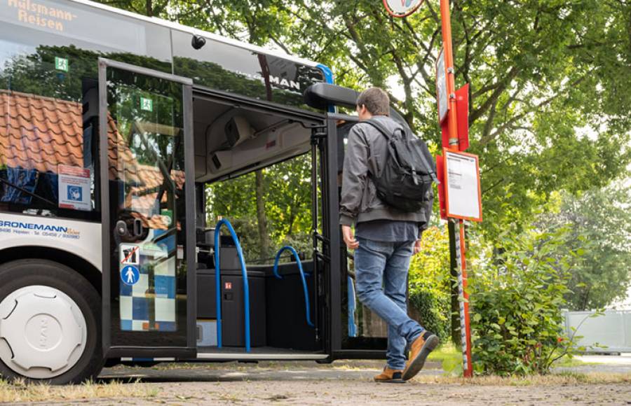 Mann steigt in einen Bus ein