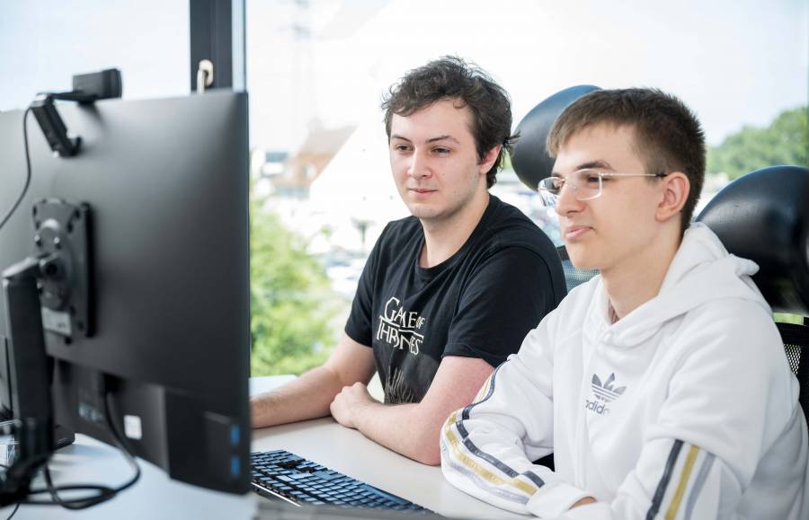Zwei Azubis am Arbeiten